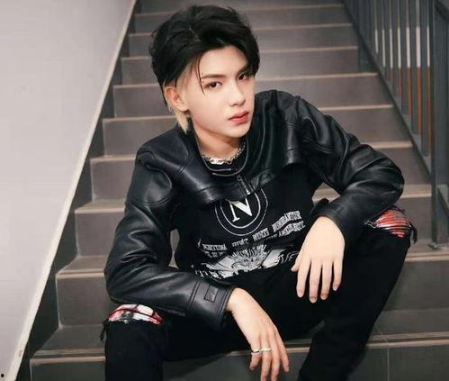 爆料黄明昊恋情视频,甜蜜视频引发网友热议 第1张 爆料黄明昊恋情视频,甜蜜视频引发网友热议 第1张